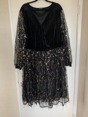 BloomChic Size 30 / 6x Black Dress with Gold Sequin Accents